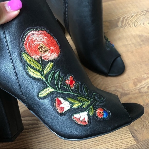 Bamboo NWOTs Black Floral Embroidered Patch Open Toe Wedge Heel Booties Size 8.5 - Picture 5 of 9